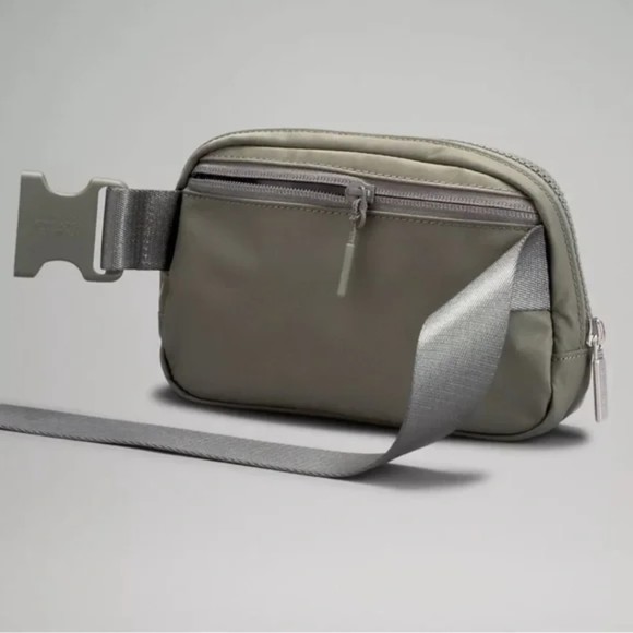 Lululemon Athletica Crossbody Bag in Olive and Gray - Picture 5 of 5